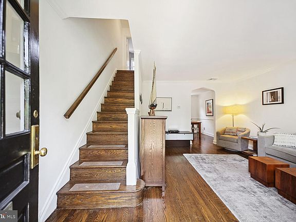 2nd image of 1124 Powhatan St