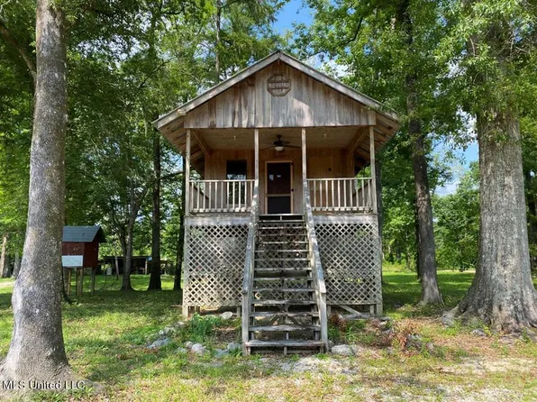 135 Riverside Dr, Picayune, MS 39466