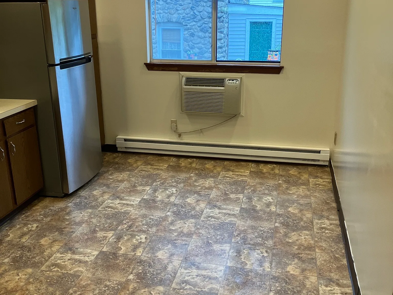 2 bed, 1.5 bath, 6128 sqft, $1,700 — Photo 3