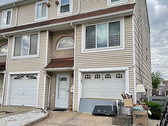 3rd image of 19 Benjamin Dr