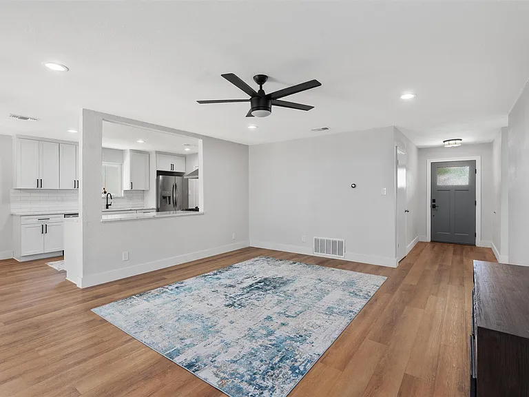 7806 Woodcroft Dr — Photo 5