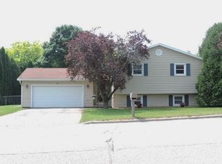 401 Raintree Dr, Fort Atkinson, WI 53538