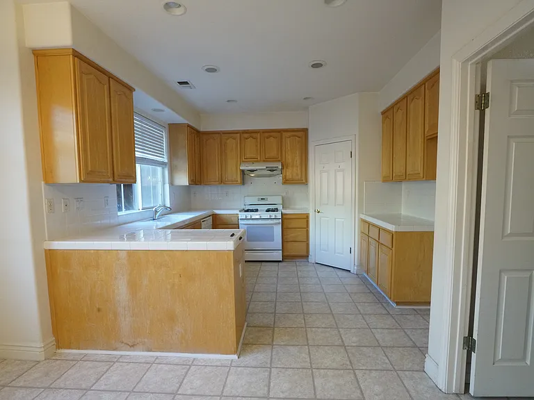 2207 Spanish Ct — Photo 5