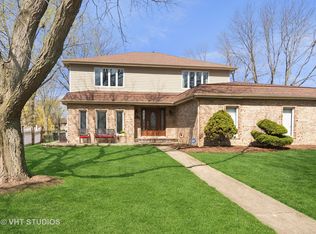 900 Aegean Dr, Schaumburg, IL 60193