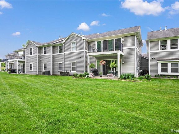 3rd image of 2142 Carriage Hill Cir