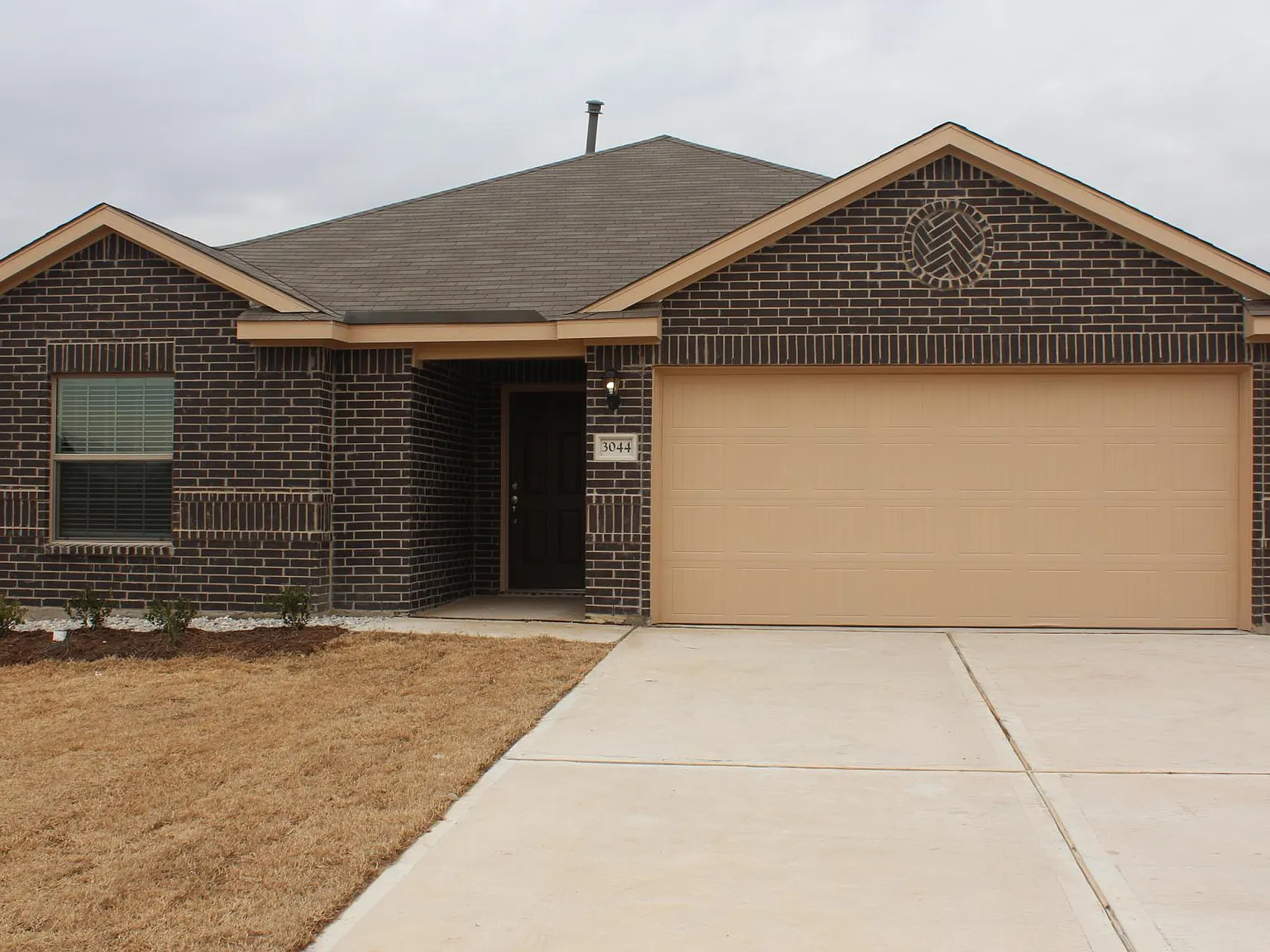 3 bed, 1643 sqft, $2,045 — Photo 1