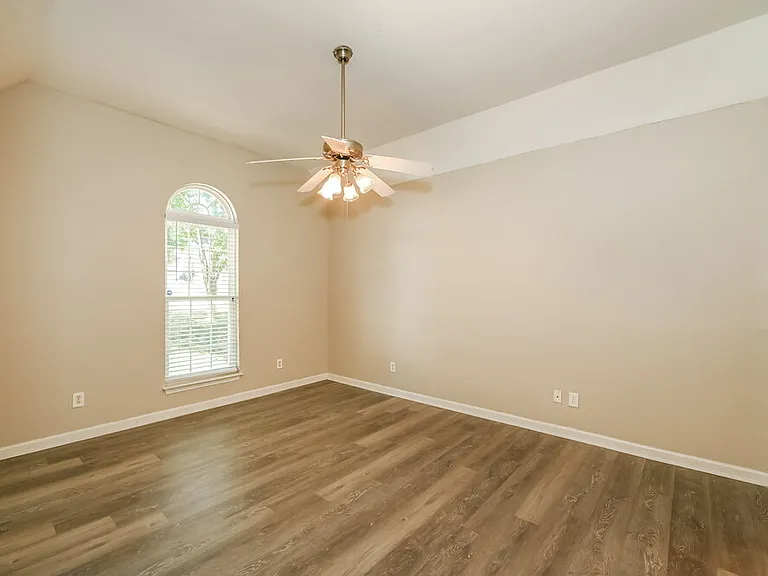 1303 Tonya Dr — Photo 11