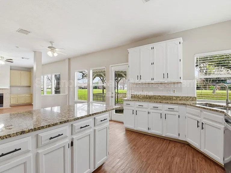 3327 Shady Glen Ln — Photo 12