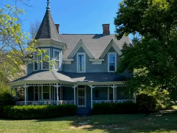 319 Gray St, Graysville, GA 30726