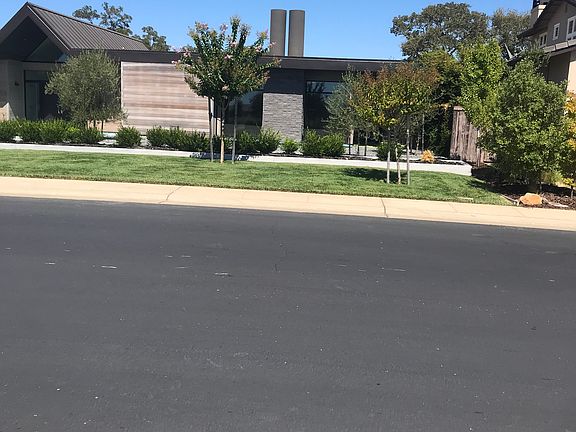 4th image of 788 Grandview Dr