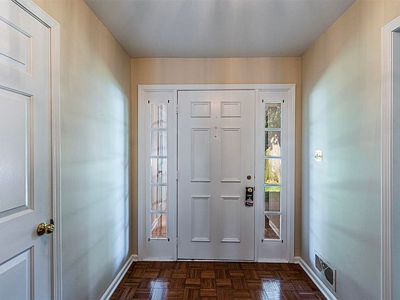 5th image of 909 Meadowlark Dr