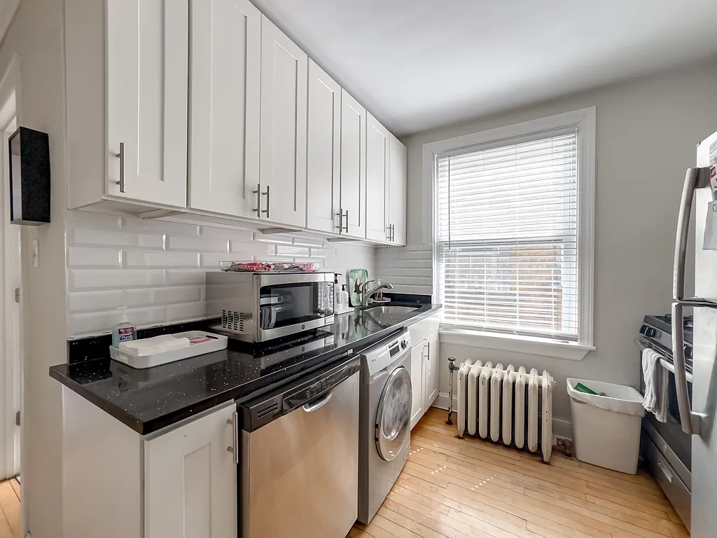 Building Photo - 733 Elm St #203