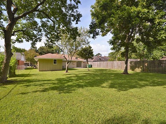 LARGE LOT WITH SPACIOUS BACKYARD AND MATURE TREES