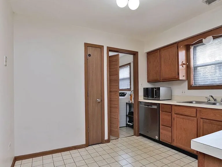 402 S Frontenac St — Photo 6