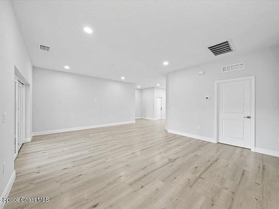 5th image of 299 Dorset Dr