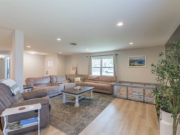 4th image of 2049 Post Oak Rd