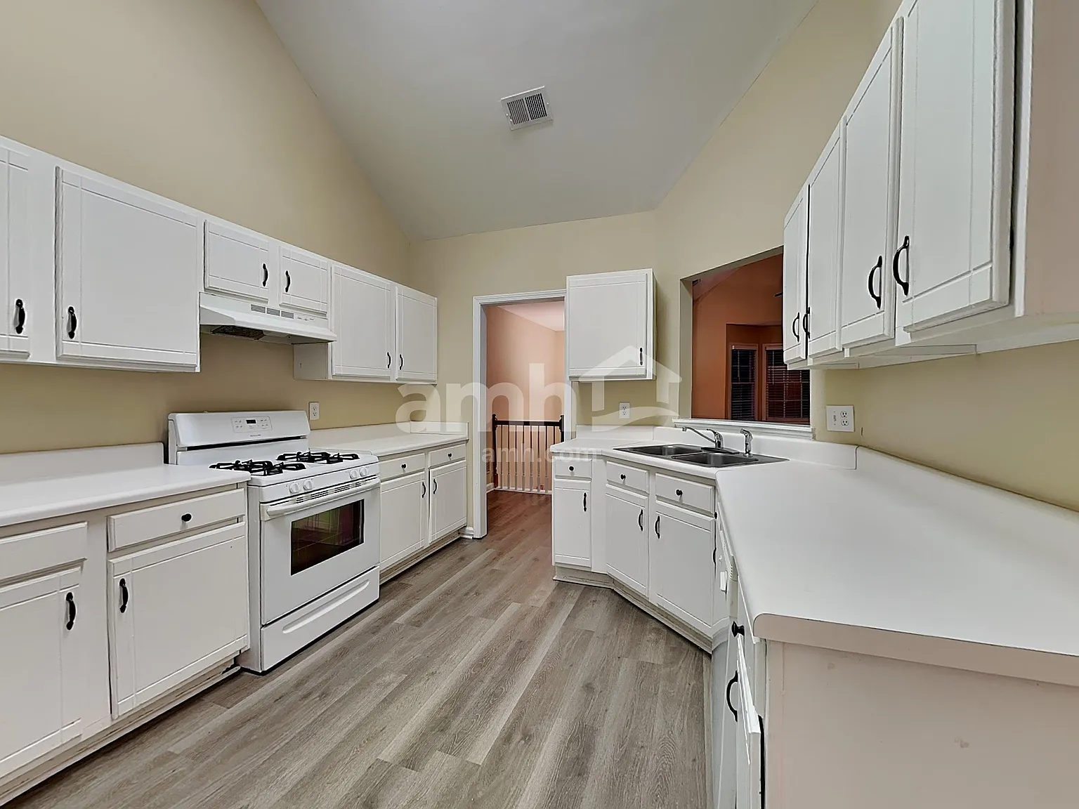 4 bed, 3.0 bath, 1348 sqft, $2,125 — Photo 3