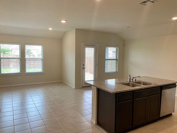 3rd image of 921 Decker Dr