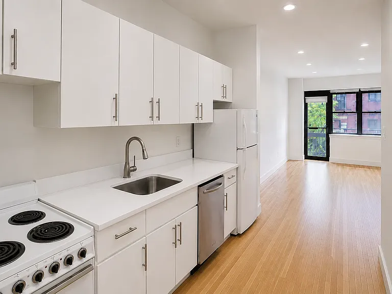 213 E 37th St #5C — Photo 5