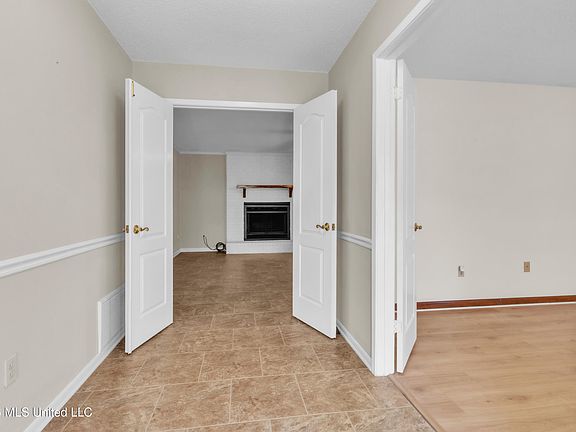 5th image of 935 Oakleigh Ave