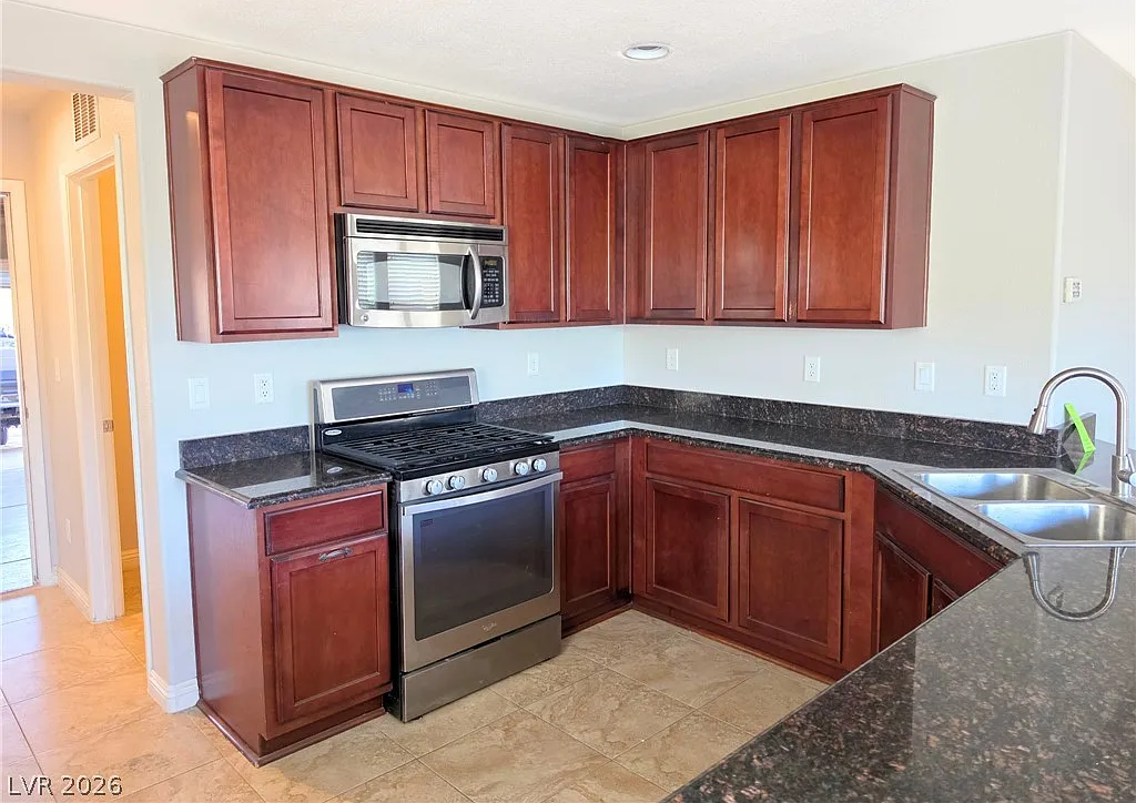 3 bed, 2.5 bath, 1768 sqft, $2,200 — Photo 4