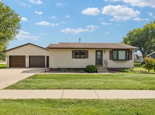 811 12th St, De Witt, IA 52742