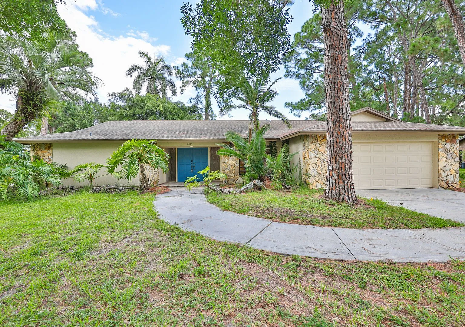 Move-In Special! 3 Beds 2 Baths Home with Jacuzzi & 2-Car Garage in Clearwater! — Photo 1