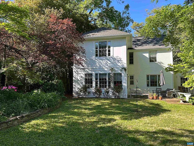 1618 Oxford Rd — Photo 3