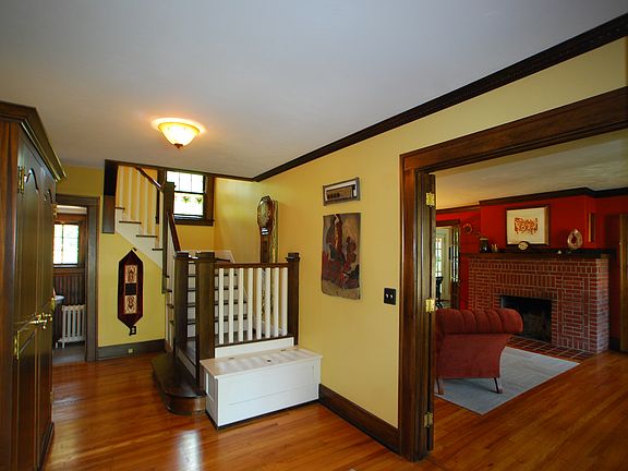 2nd image of 1129 Chestnut Hill Dr