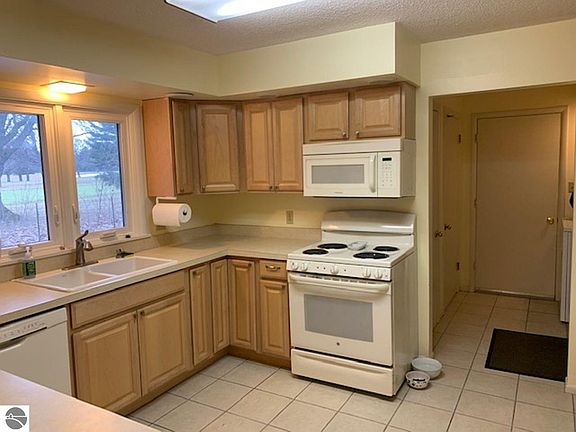 5th image of 213 Fairlane Dr