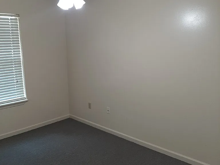 923 W Oak Butlers #1 — Photo 10