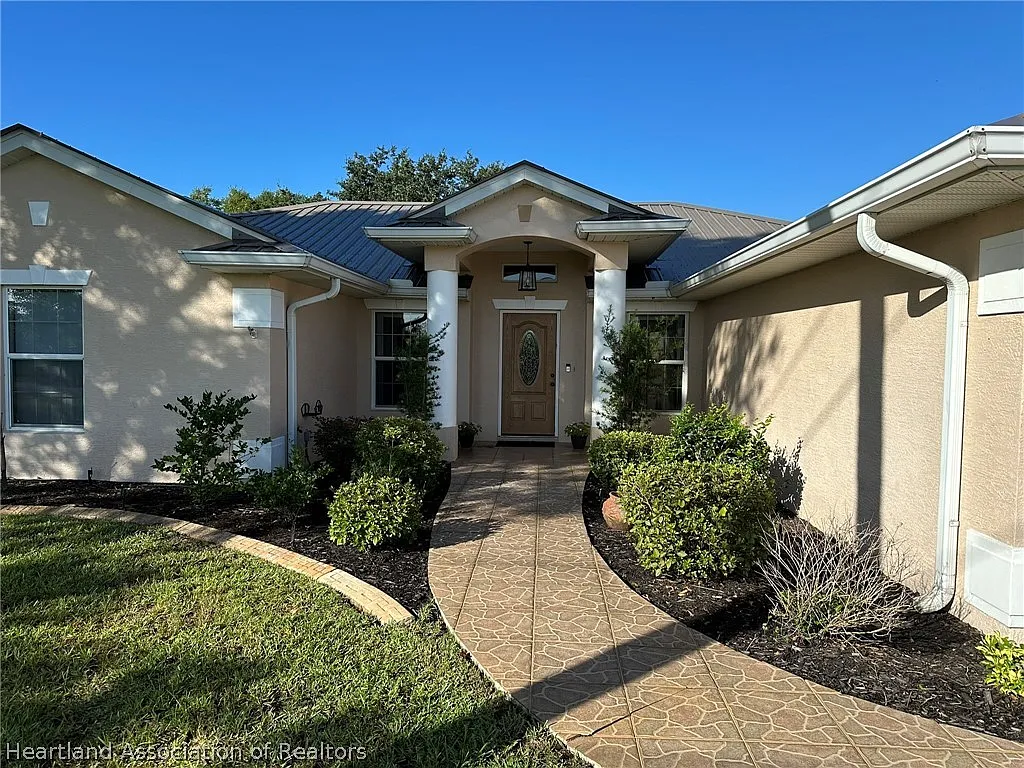 3 bed, 2.0 bath, 2306 sqft, $2,900 — Photo 2