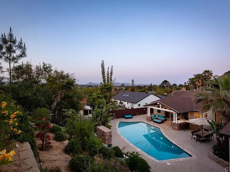 812 Crest Dr — Photo 43