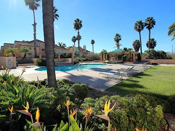 Swimming pool & spa Play area