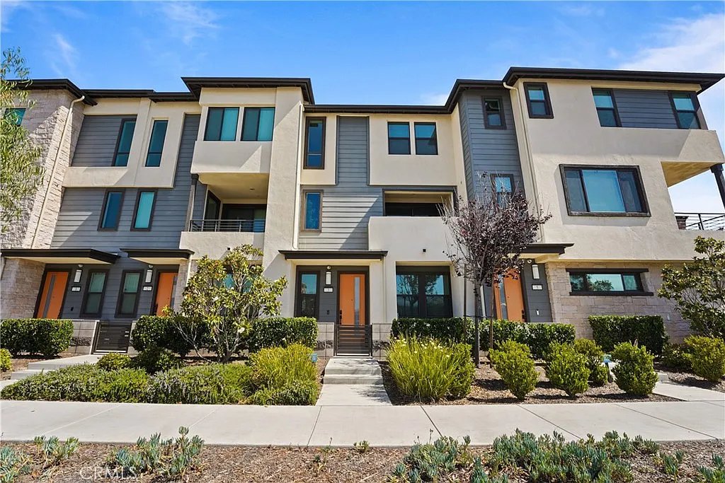 3 bed, 3.5 bath, 1916 sqft, $4,500 — Photo 1
