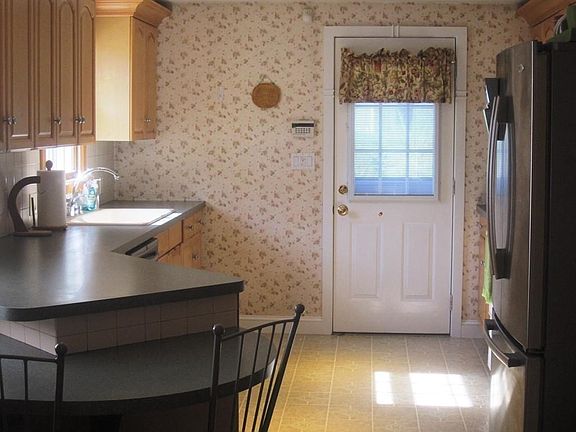 3rd image of 42 Rockland St
