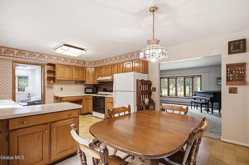 4th image of 11 Jefferson Avenue