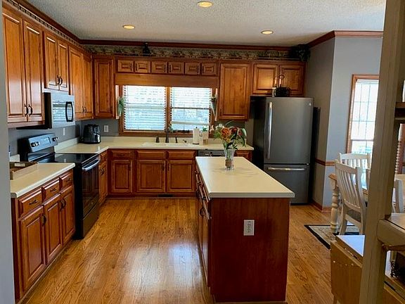 3rd image of 1107 Sutton Dr