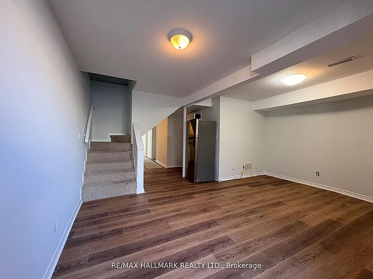70 Eileen Ave #LOWER — Photo 4