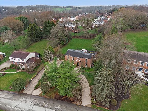 5th image of 2242 Woodmont Dr