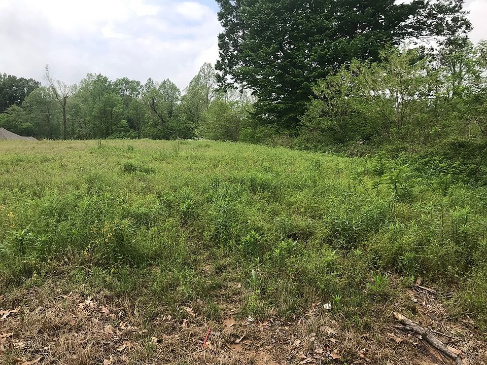 2nd image of 901 Blossom Ln