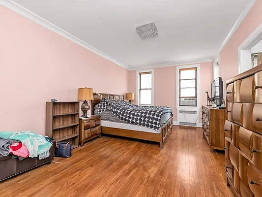 Sold by Thomas Lipovetsky, LREB | media 6