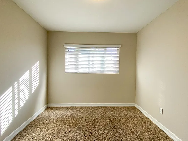 CG - Euclid Apartments — Photo 9