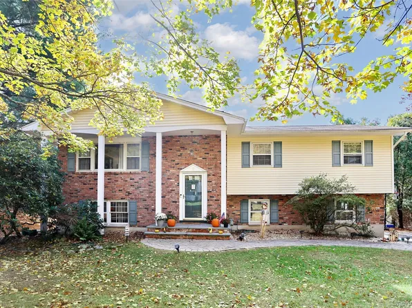 9 S Amundsen Lane, Airmont, NY 10901