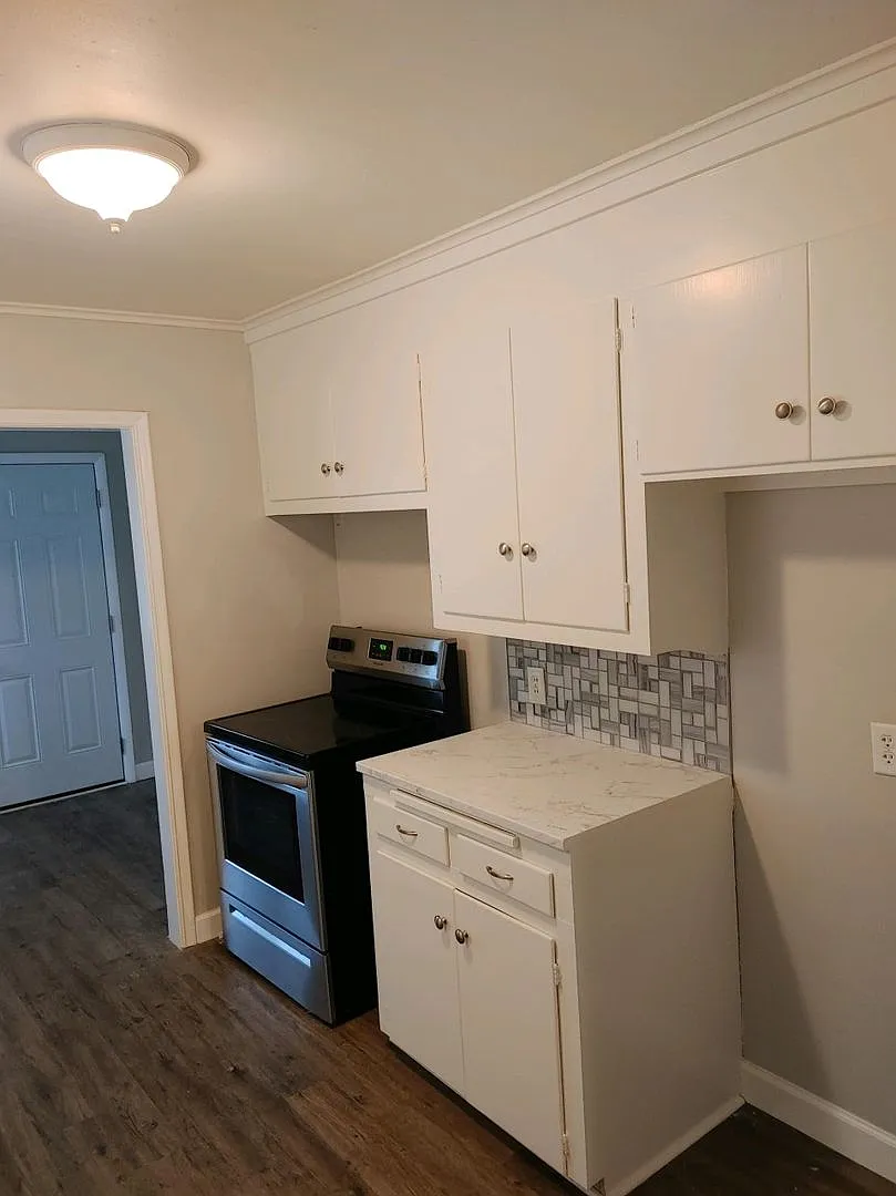 Corner lot w/mature trees, gorgeous hardwoods, small bonus room off kitchen-perfect for an office. — Photo 3