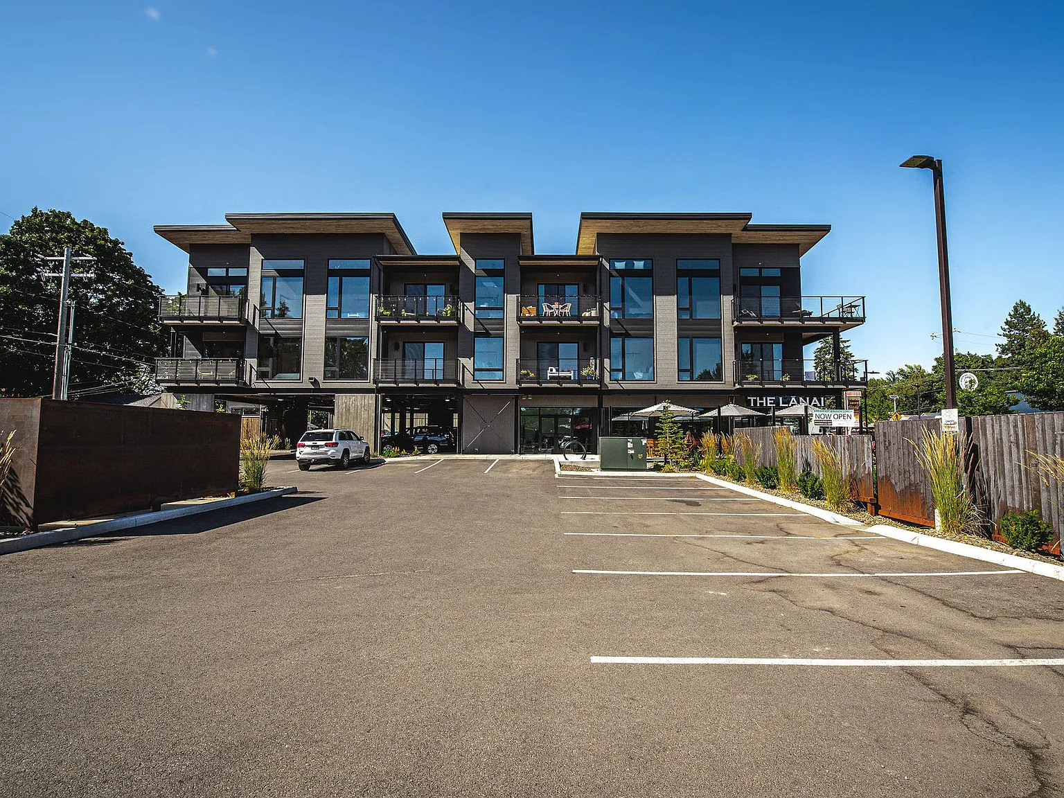 Perfect Corner Unit | 1 Bed, 1 Bath + Private Deck in Midtown CDA — Photo 4