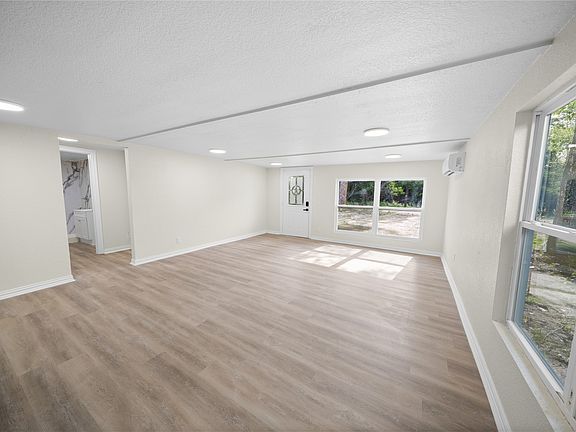 5th image of 823 Clark St
