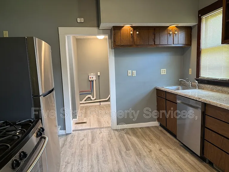 229 W Allen St — Photo 7