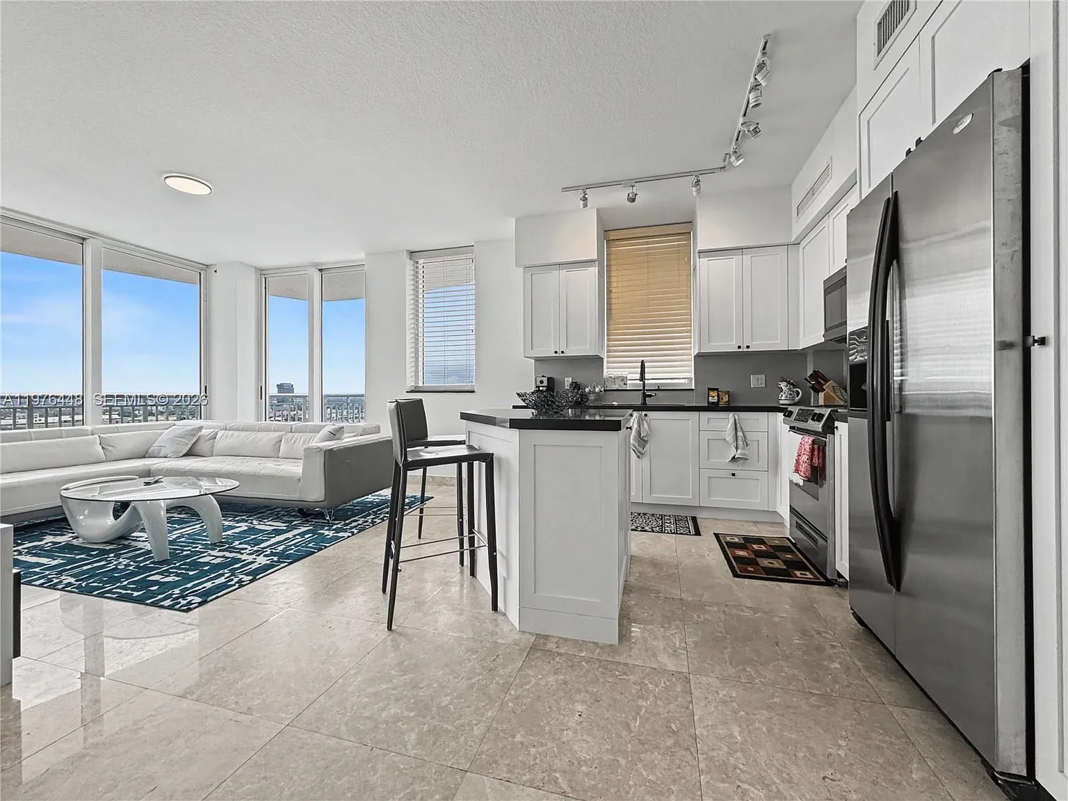 Duo Condominium East — Photo 4