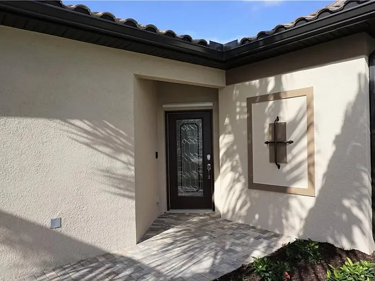 9186 Woodhurst Dr — Photo 2